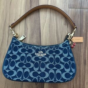 Teri Shoulder Bag In Signature Denim